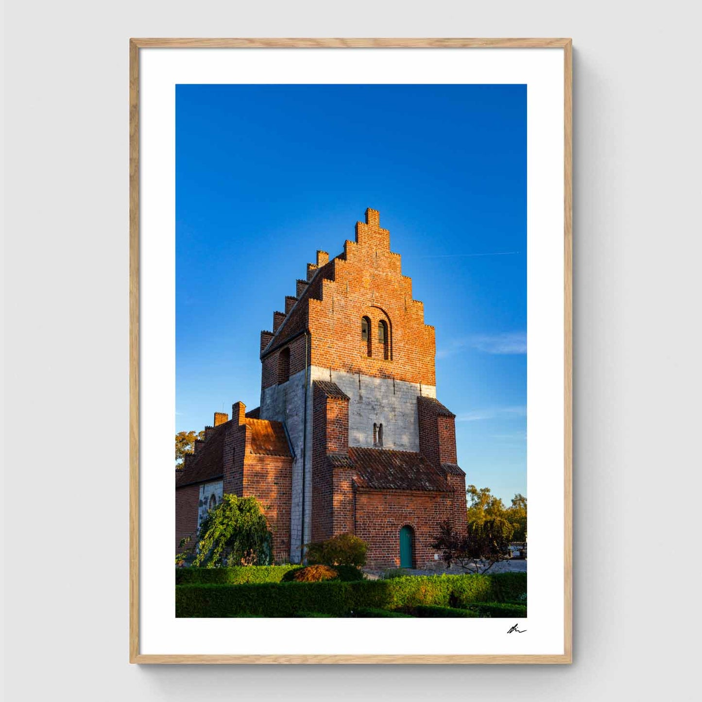 Aftenlyset rammer Himmelev Kirke