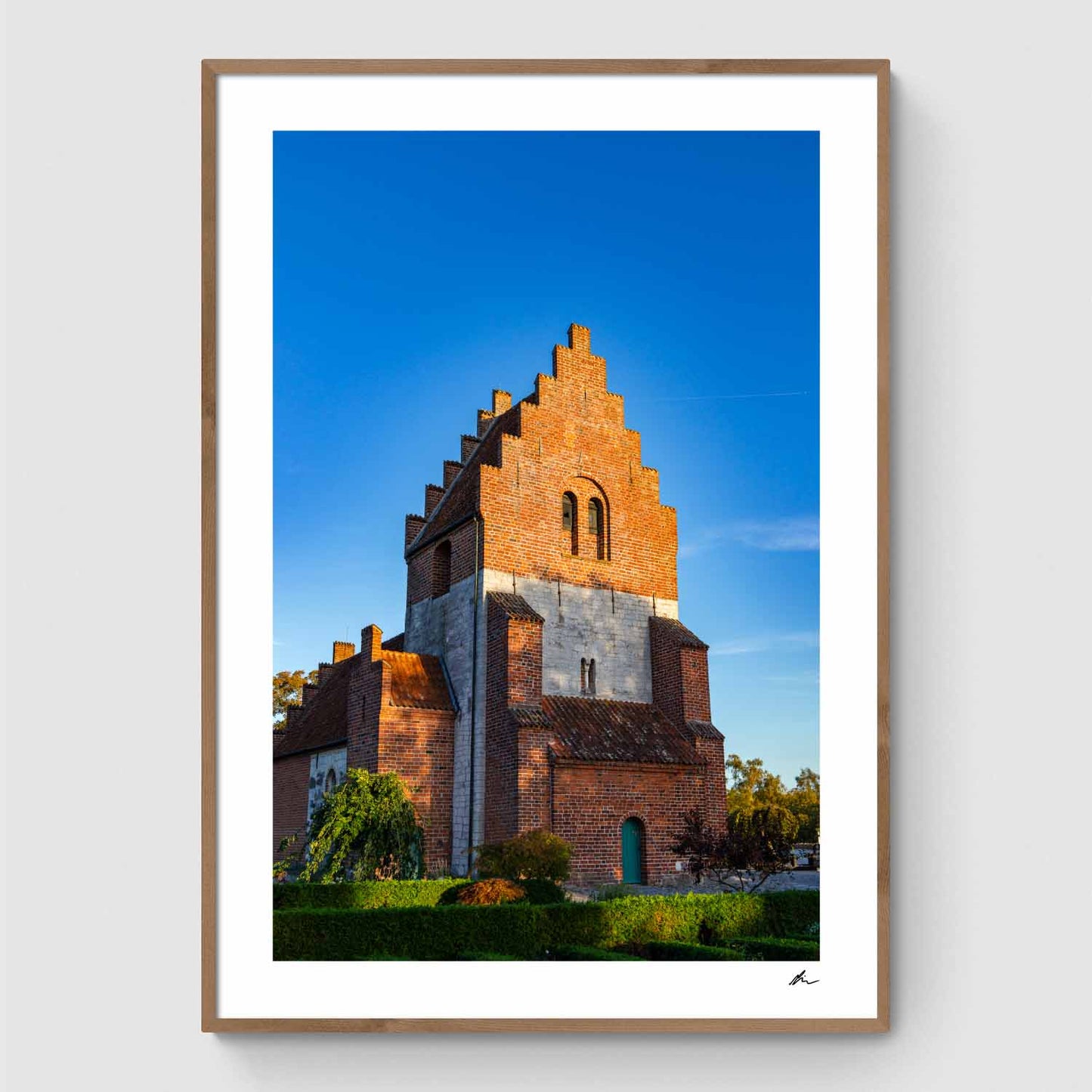 Aftenlyset rammer Himmelev Kirke
