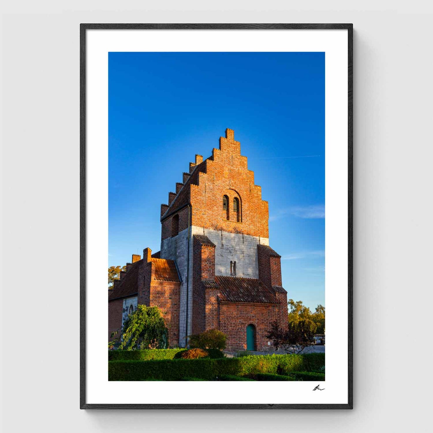 Aftenlyset rammer Himmelev Kirke