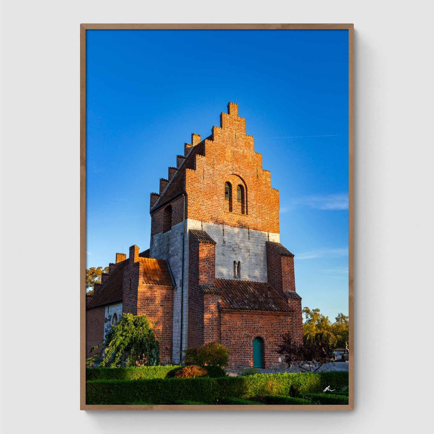 Aftenlyset rammer Himmelev Kirke