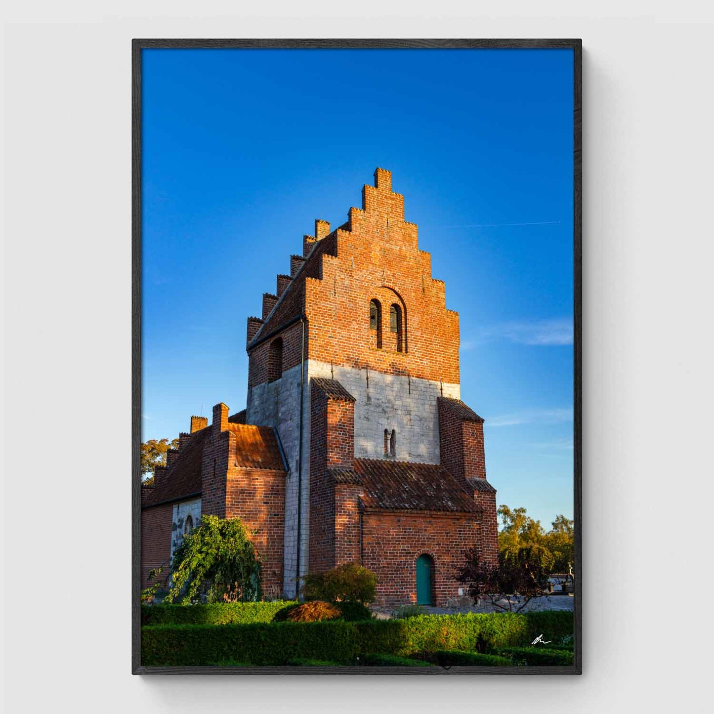 Aftenlyset rammer Himmelev Kirke