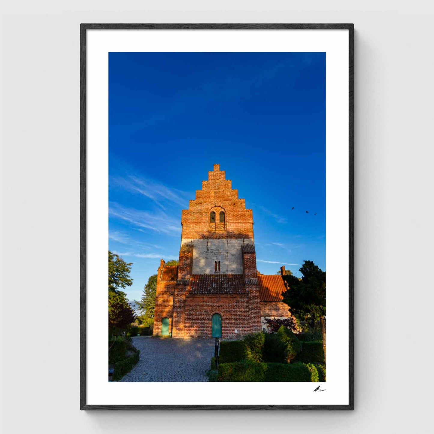 Fugle flyver over Himmelev Kirke