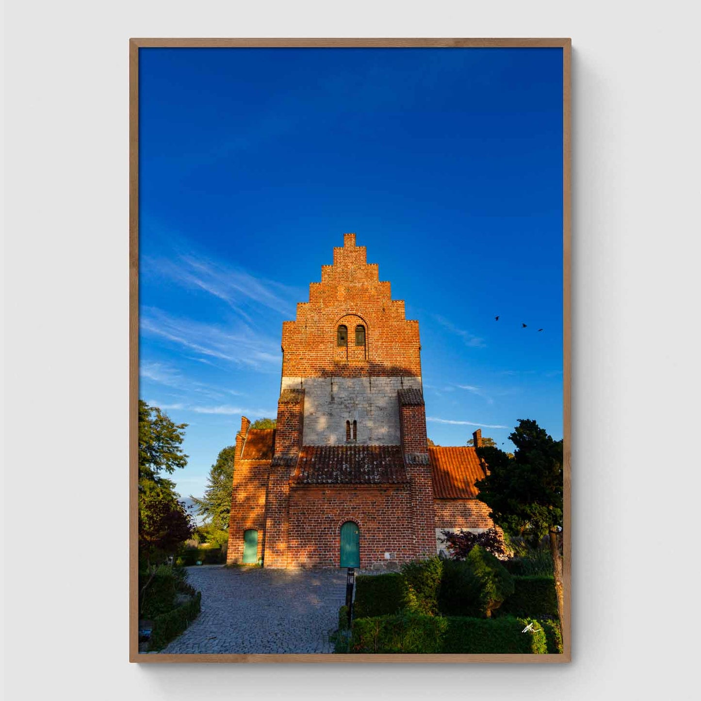 Fugle flyver over Himmelev Kirke