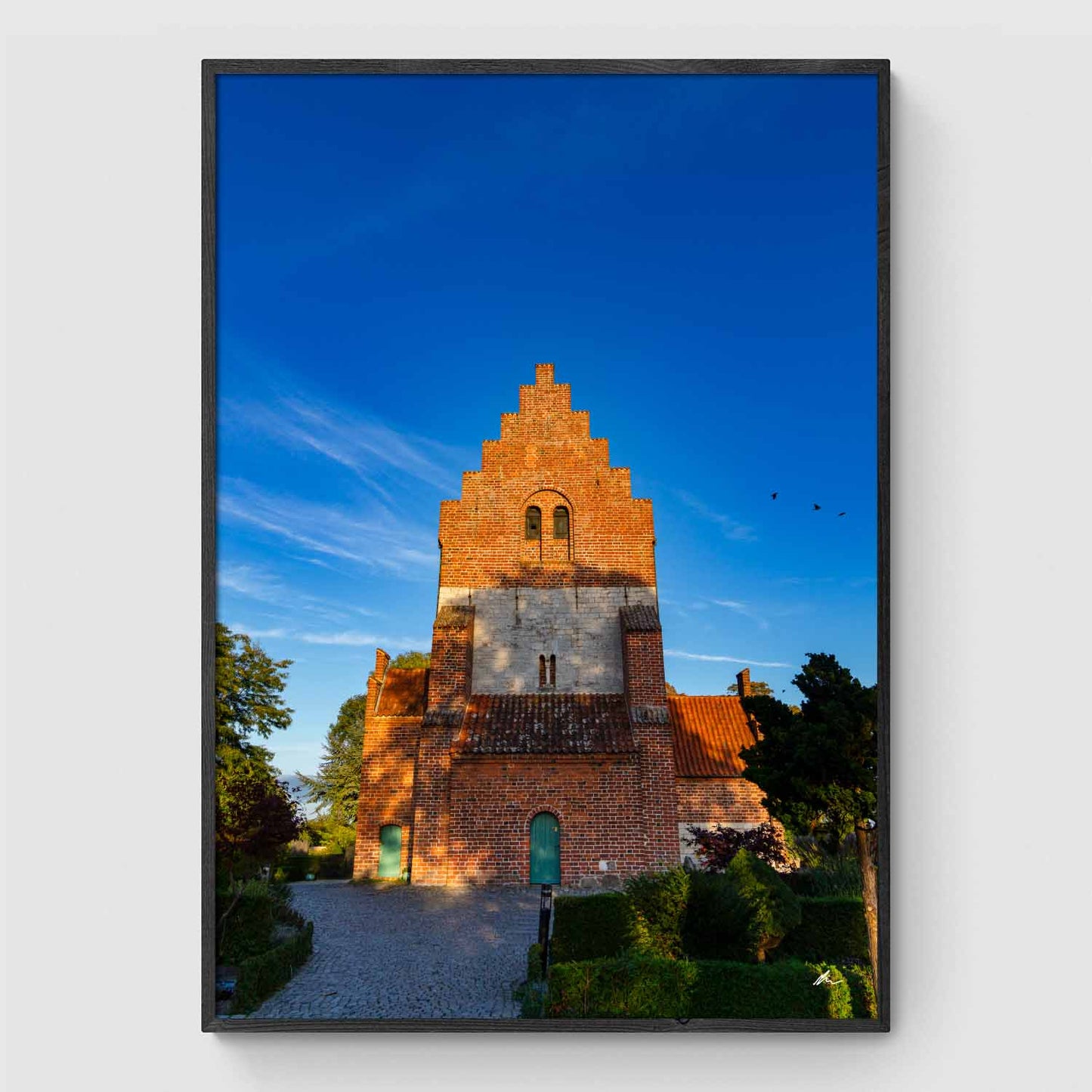 Fugle flyver over Himmelev Kirke