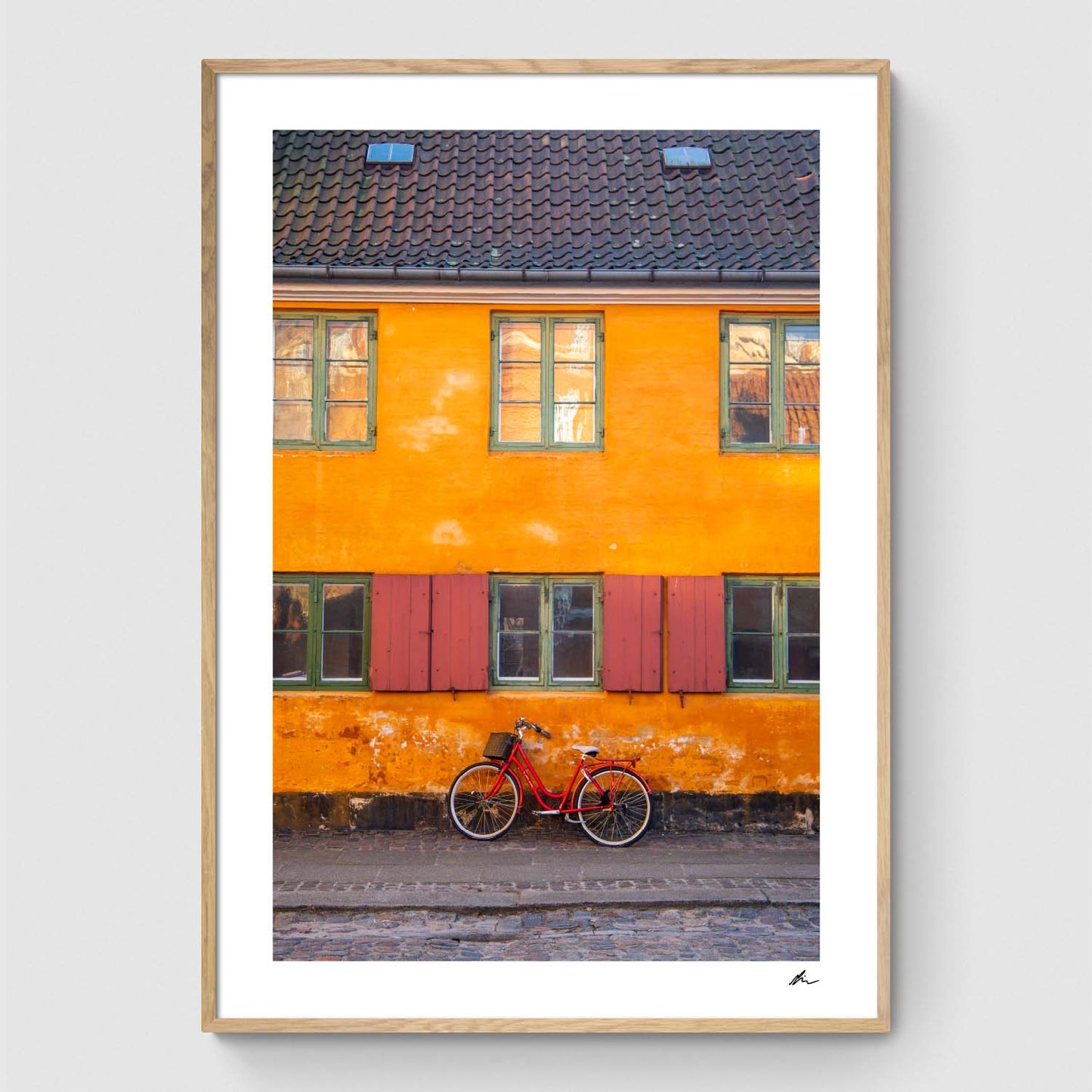 Rød cykel ved rækkehus i Nyboder