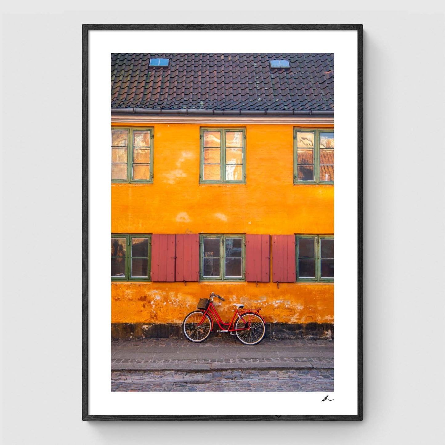 Rød cykel ved rækkehus i Nyboder