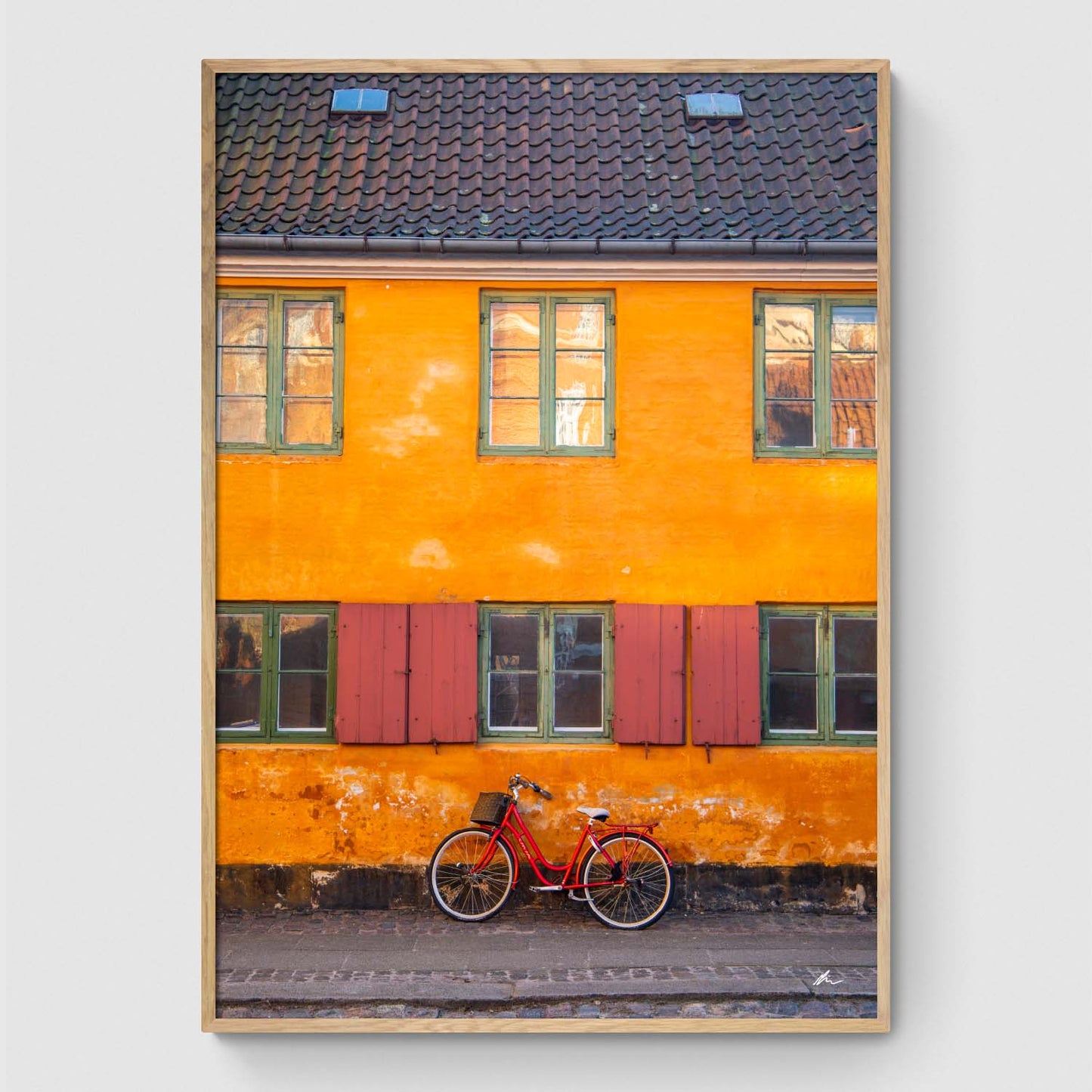 Rød cykel ved rækkehus i Nyboder