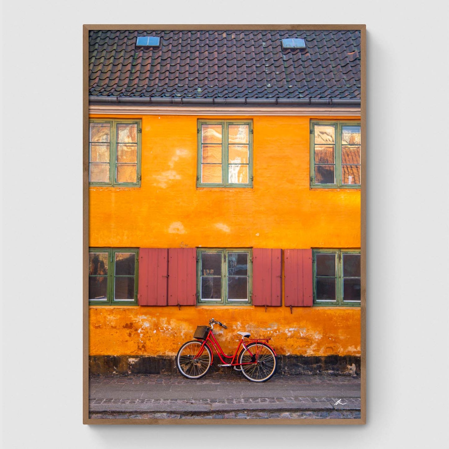 Rød cykel ved rækkehus i Nyboder