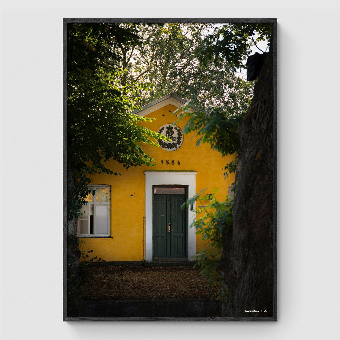 Grønnegades Kaserne gennem træerne