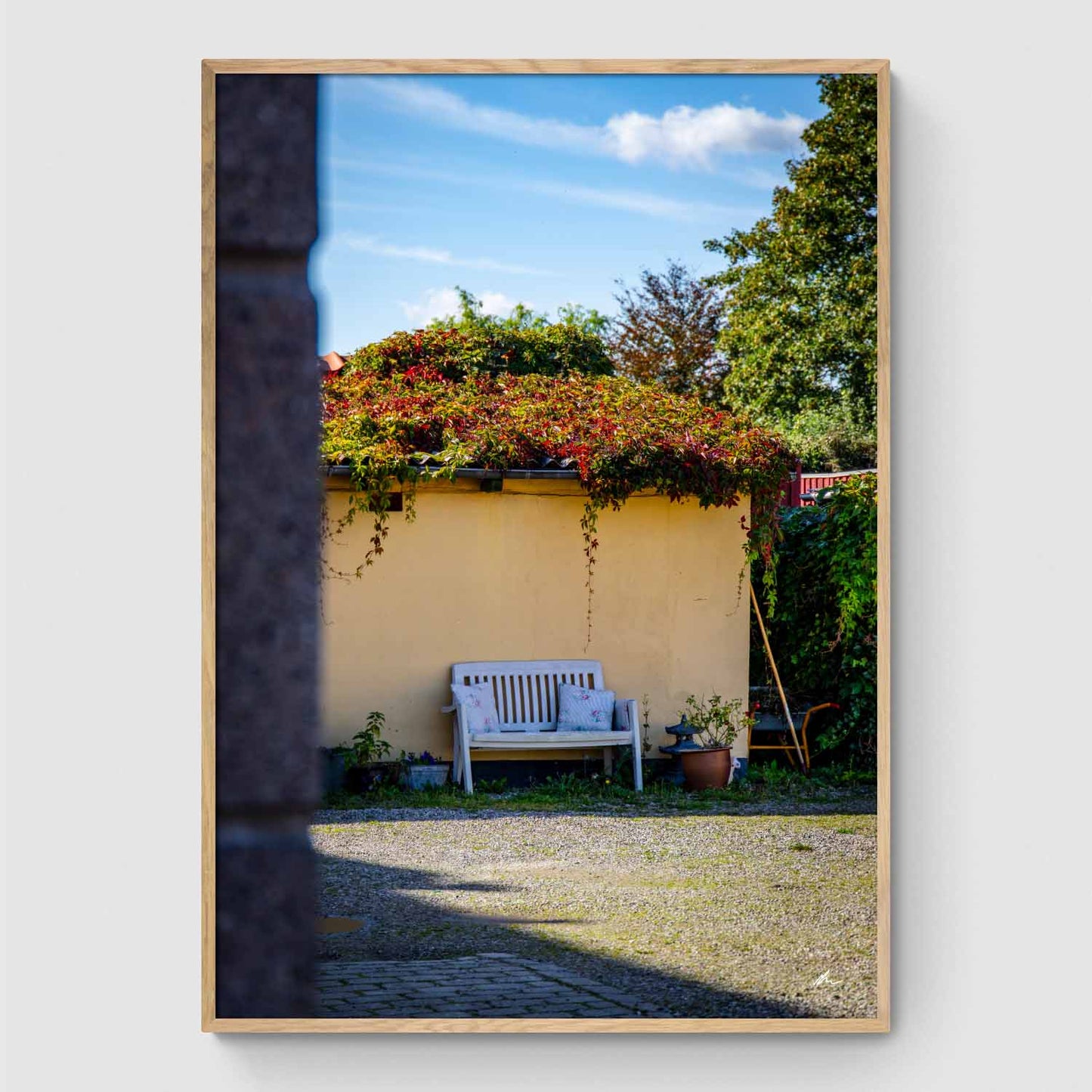 Bænk i hyggelig gård