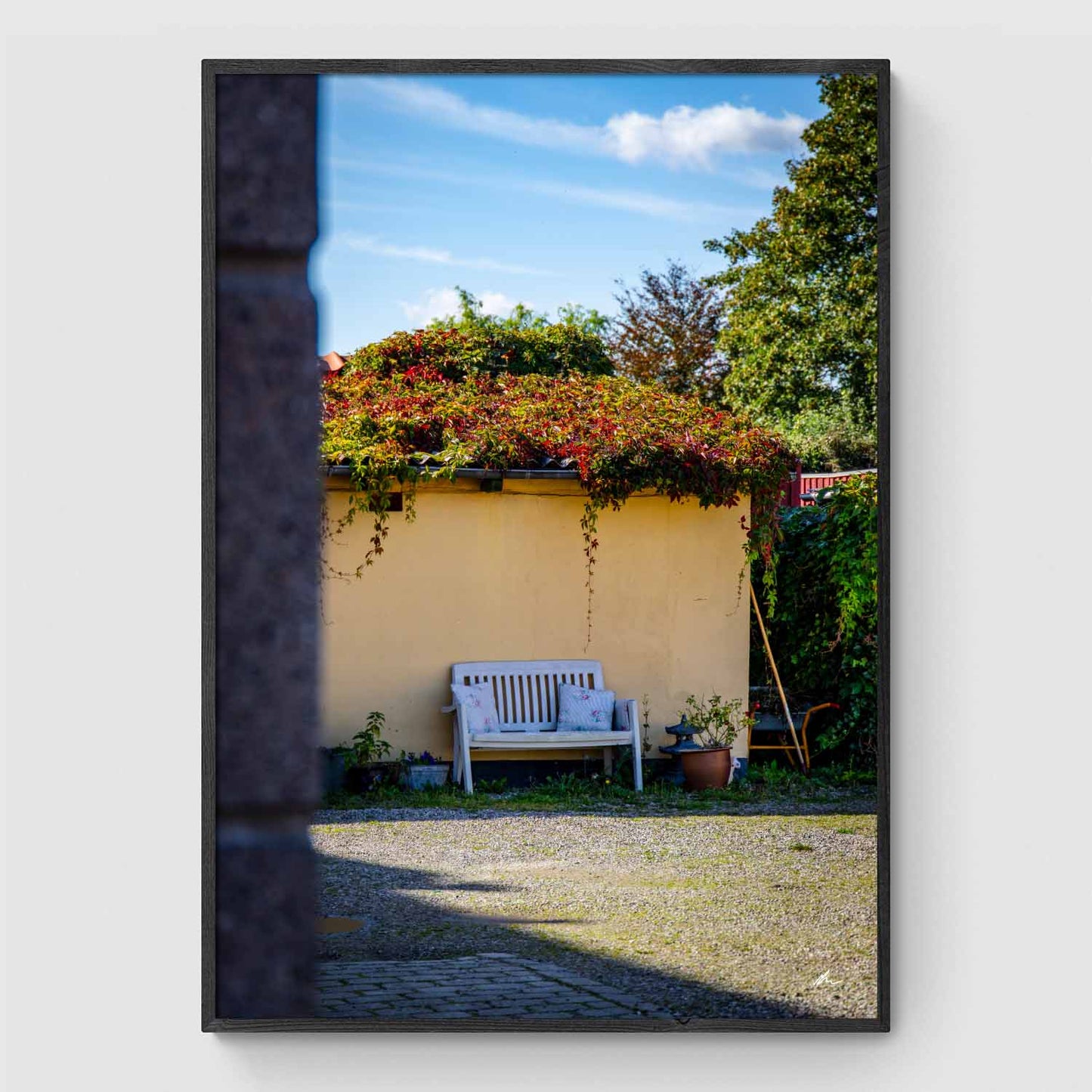 Bænk i hyggelig gård