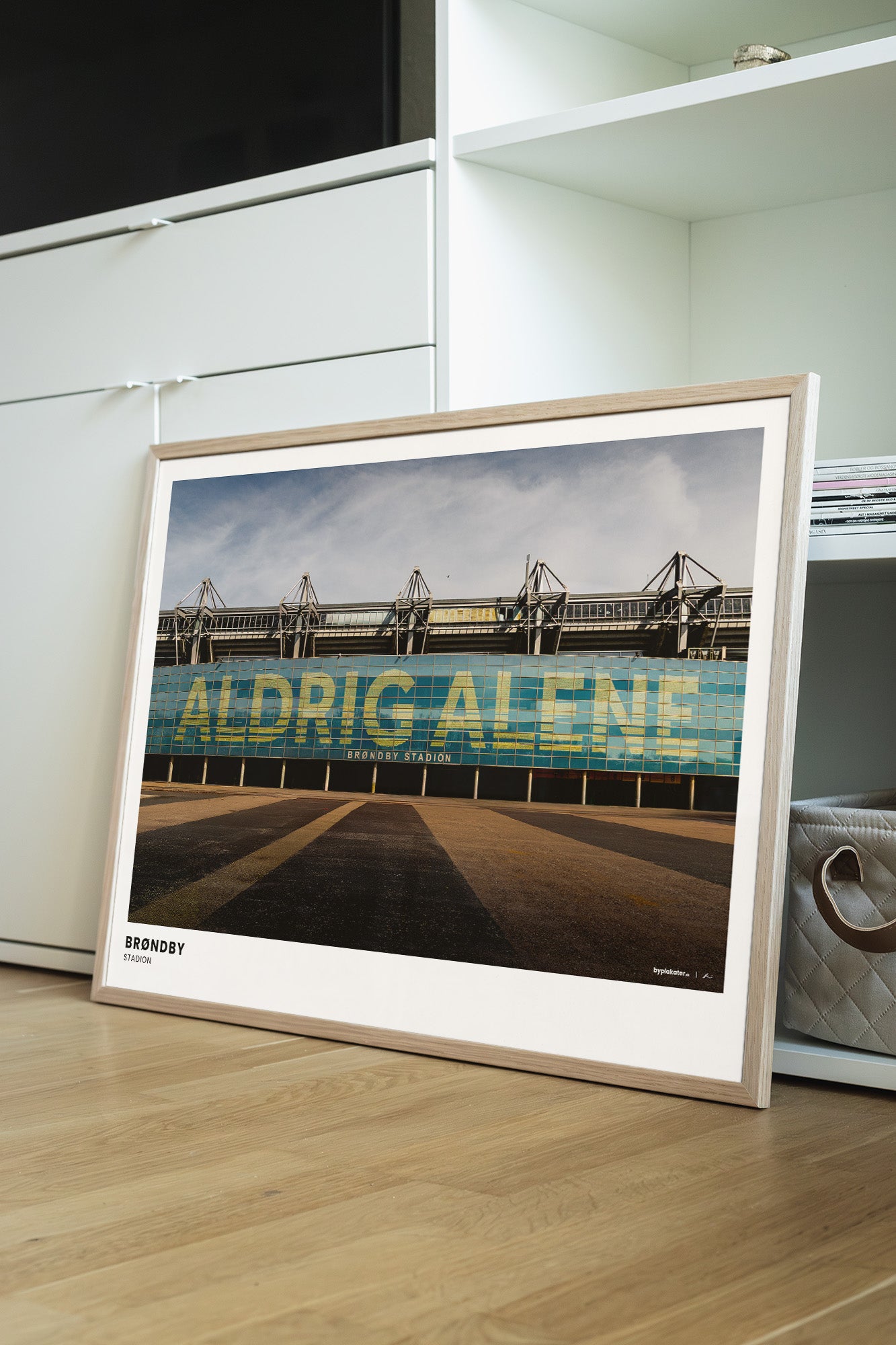 Brøndby Stadion (Fassade mit der Aufschrift „Aldrig Alene“)