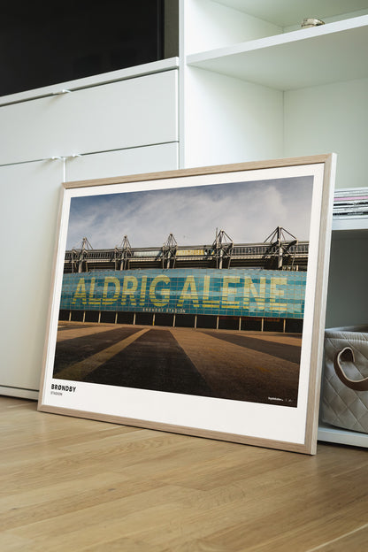 Brøndby Stadion (Fassade mit der Aufschrift „Aldrig Alene“)