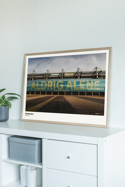 Brøndby Stadion (Fassade mit der Aufschrift „Aldrig Alene“)