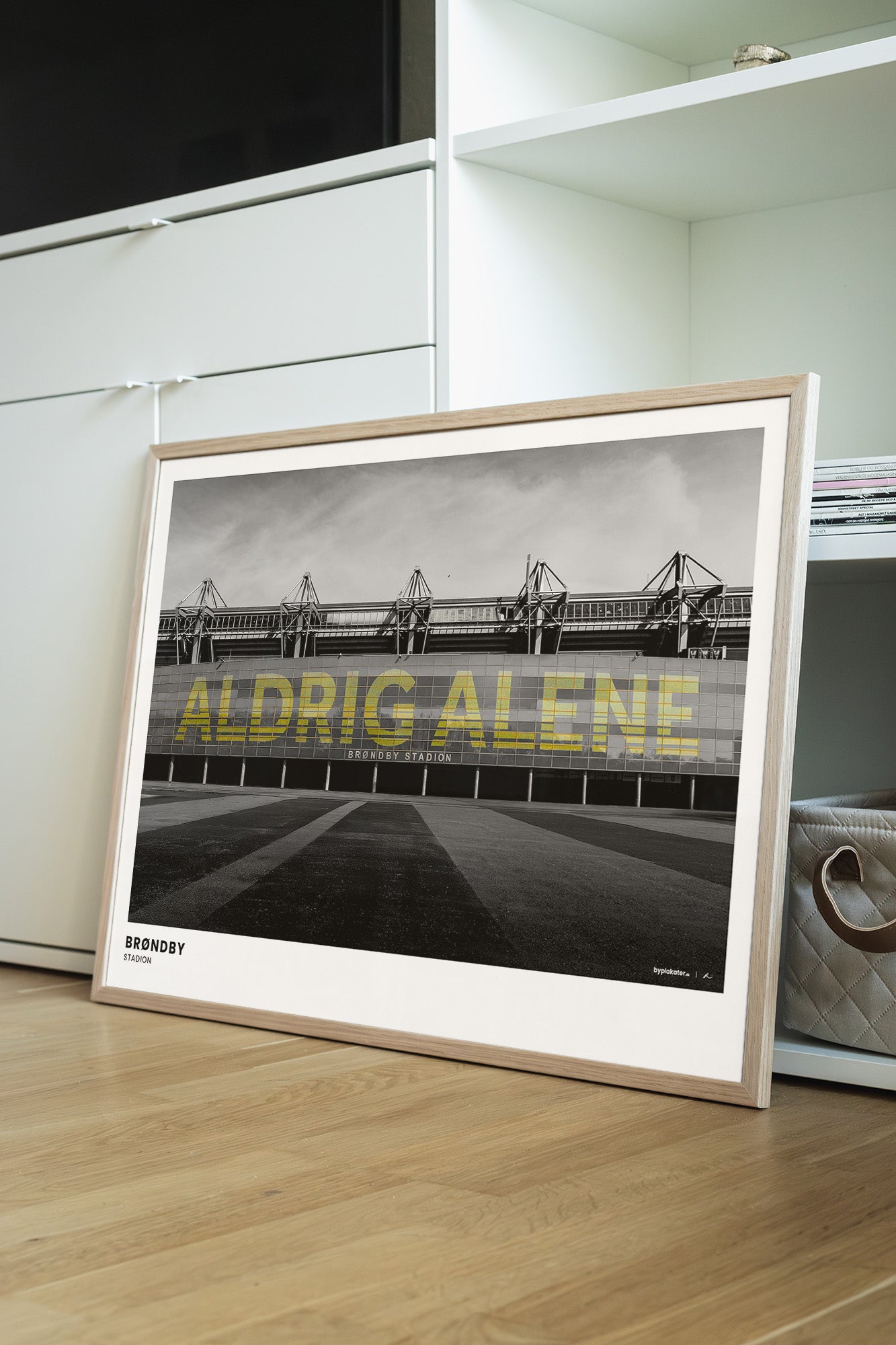 Brøndby Stadion (facade med teksten "Aldrig Alene") - Sort/Hvid