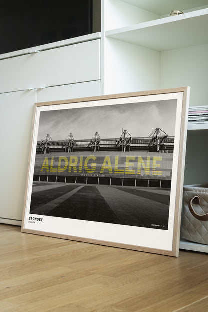 Brøndby Stadion (facade med teksten "Aldrig Alene") - Sort/Hvid