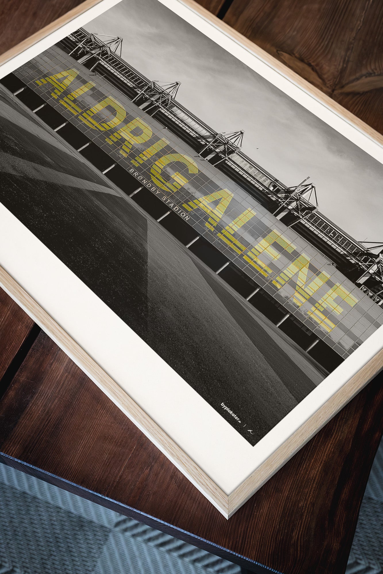 Brøndby Stadion (facade med teksten "Aldrig Alene") - Sort/Hvid