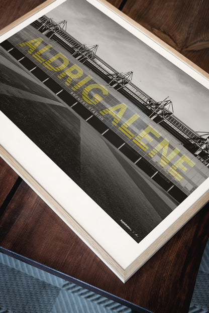 Brøndby Stadion (facade med teksten "Aldrig Alene") - Sort/Hvid