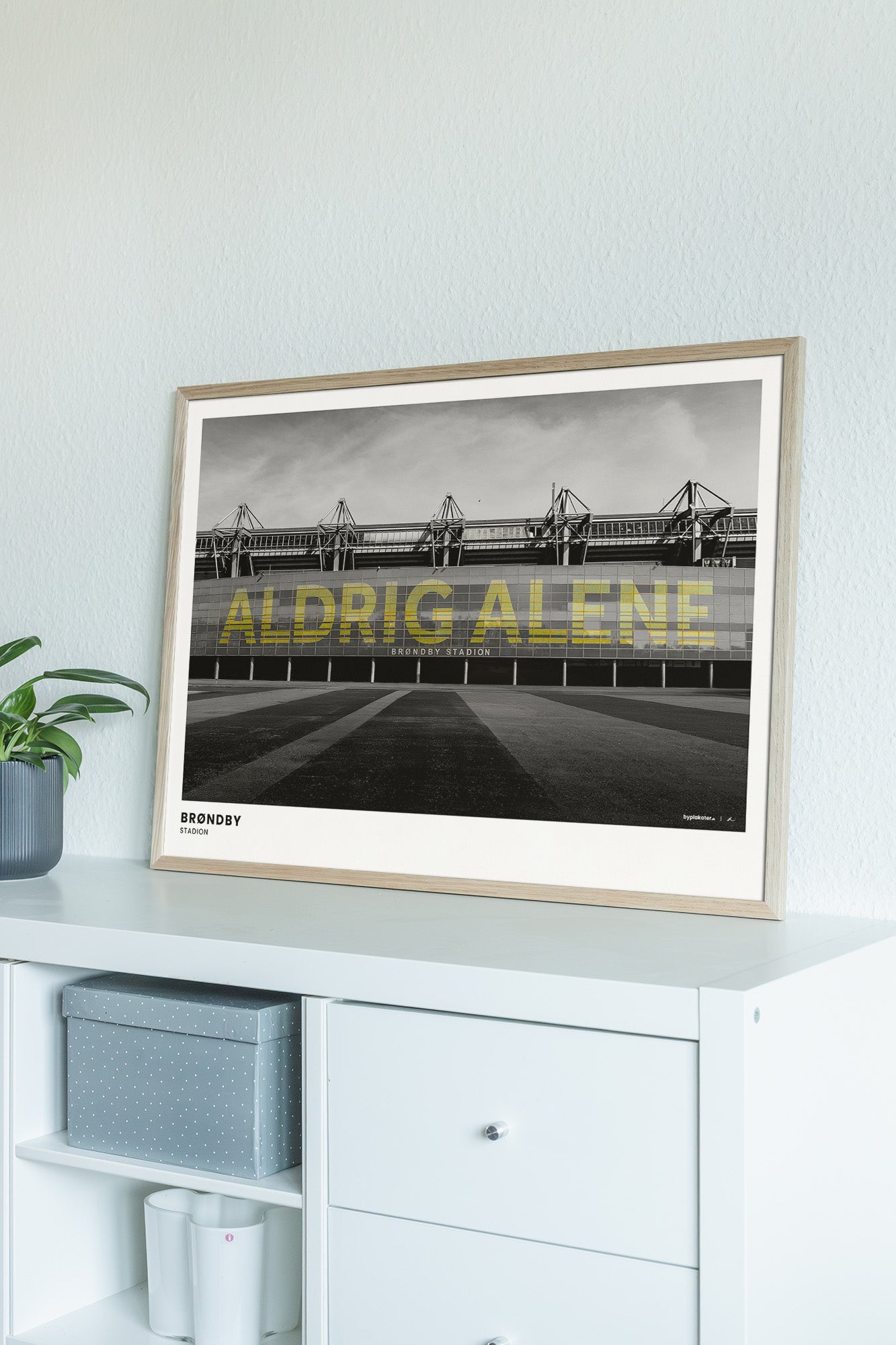 Brøndby Stadion (facade med teksten "Aldrig Alene") - Sort/Hvid