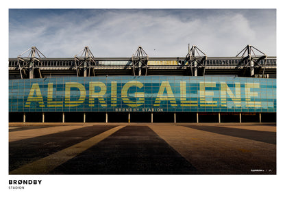 Brøndby Stadion (Fassade mit der Aufschrift „Aldrig Alene“)