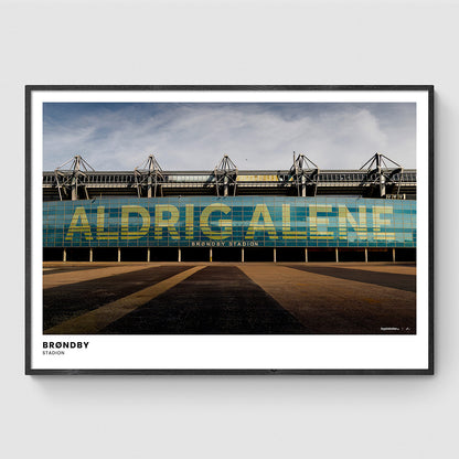 Brøndby Stadion (Fassade mit der Aufschrift „Aldrig Alene“)