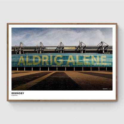 Brøndby Stadion (Fassade mit der Aufschrift „Aldrig Alene“)