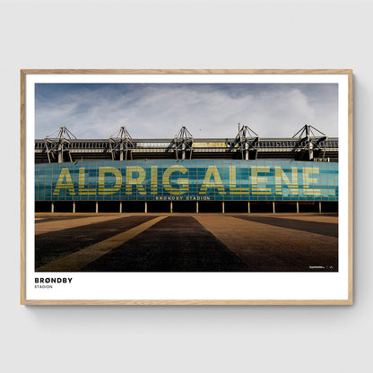 Brøndby Stadion (Fassade mit der Aufschrift „Aldrig Alene“)