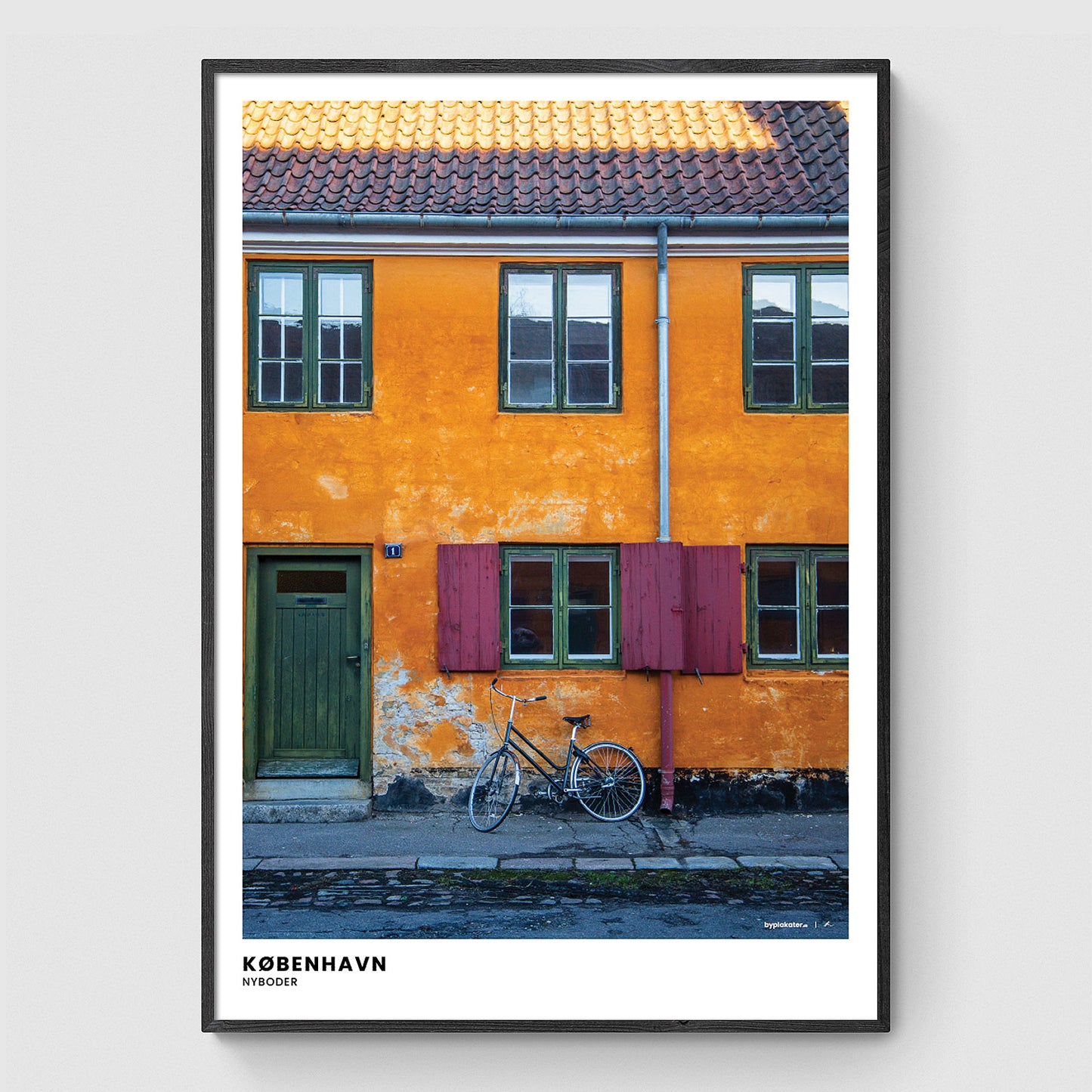 Cykel langs rækkehus i Nyboder