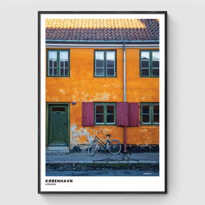 Cykel langs rækkehus i Nyboder
