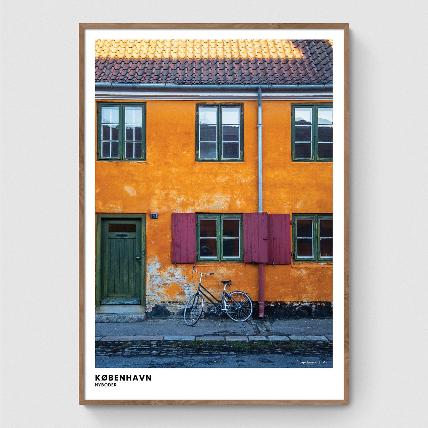 Cykel langs rækkehus i Nyboder