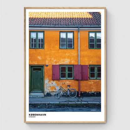Cykel langs rækkehus i Nyboder