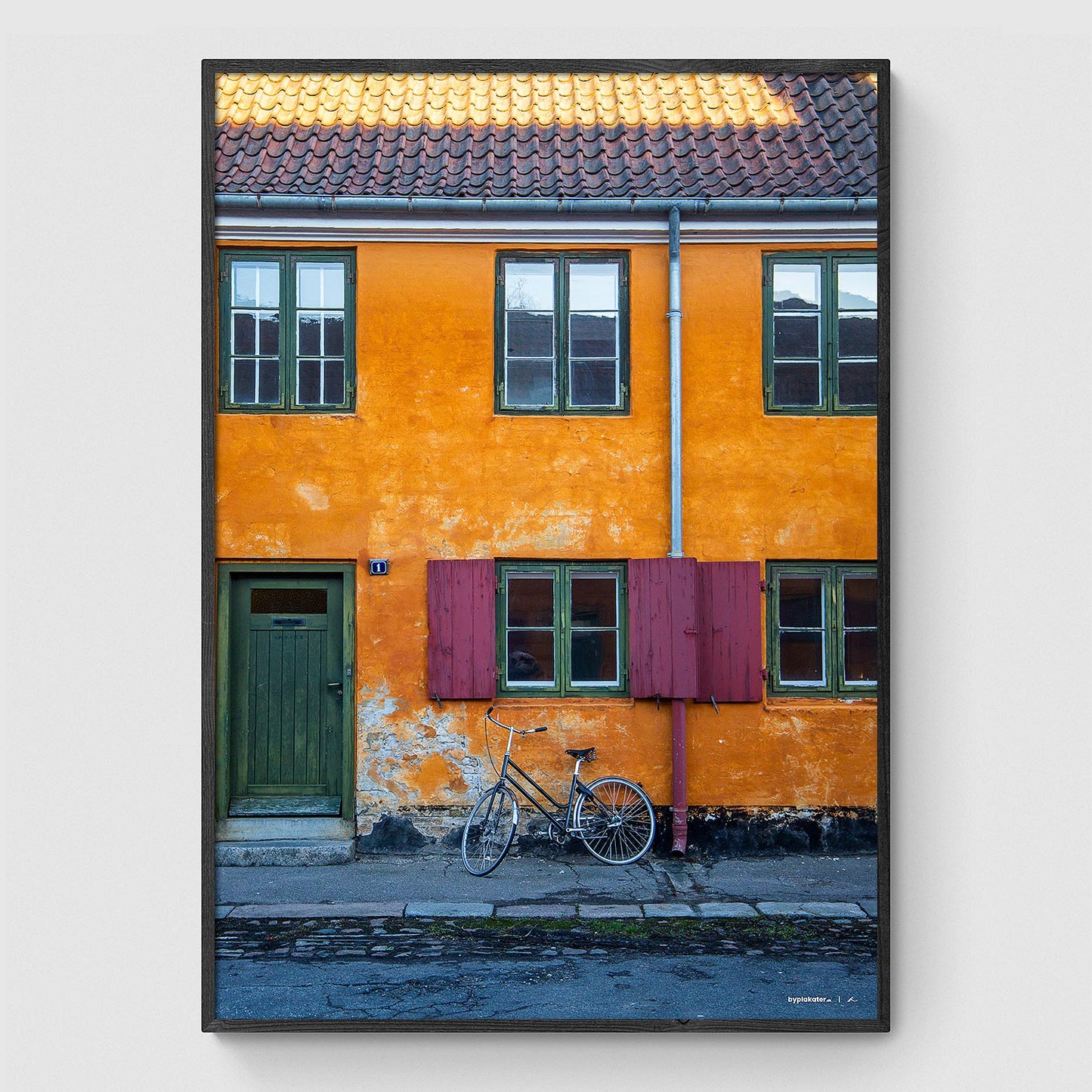 Cykel langs rækkehus i Nyboder