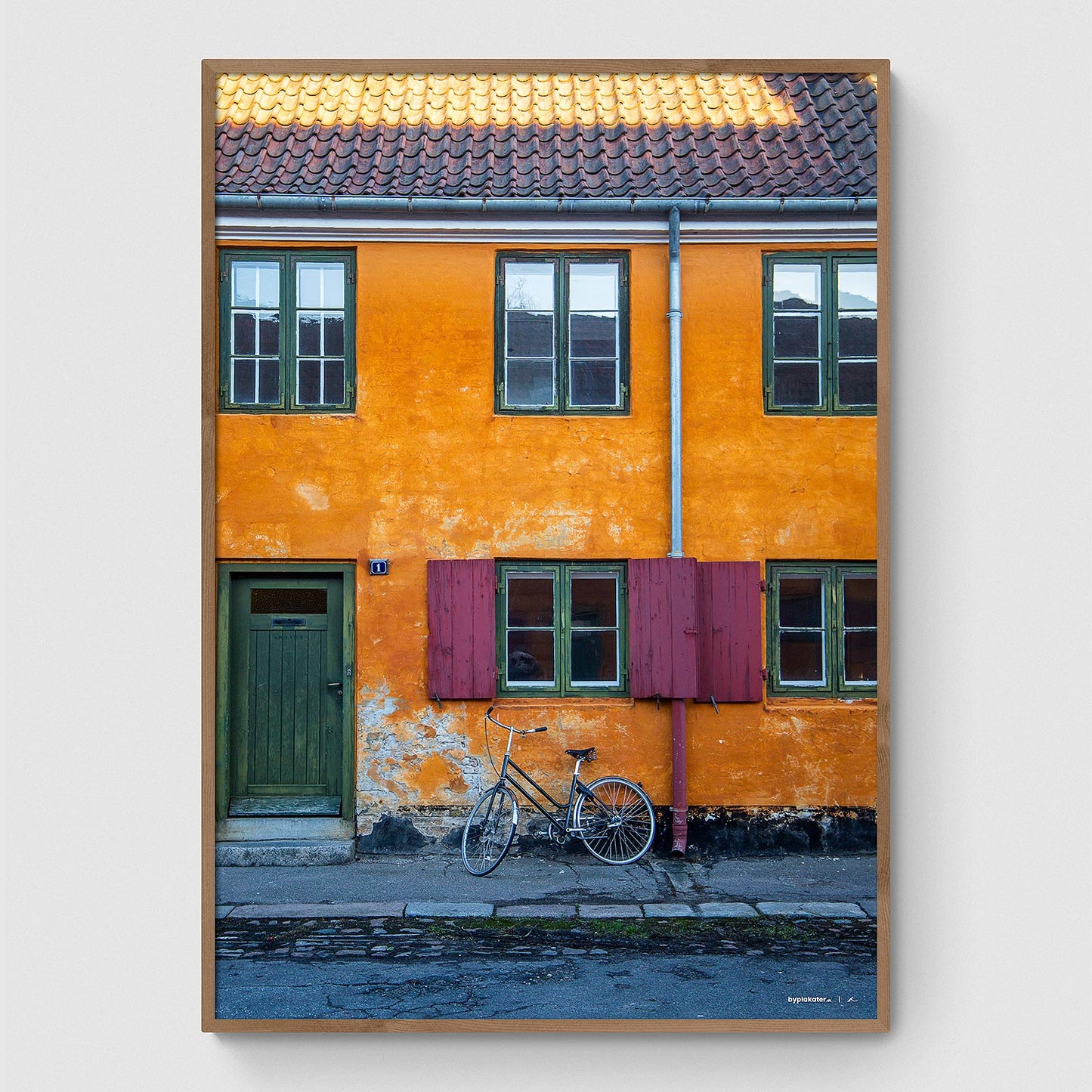 Cykel langs rækkehus i Nyboder