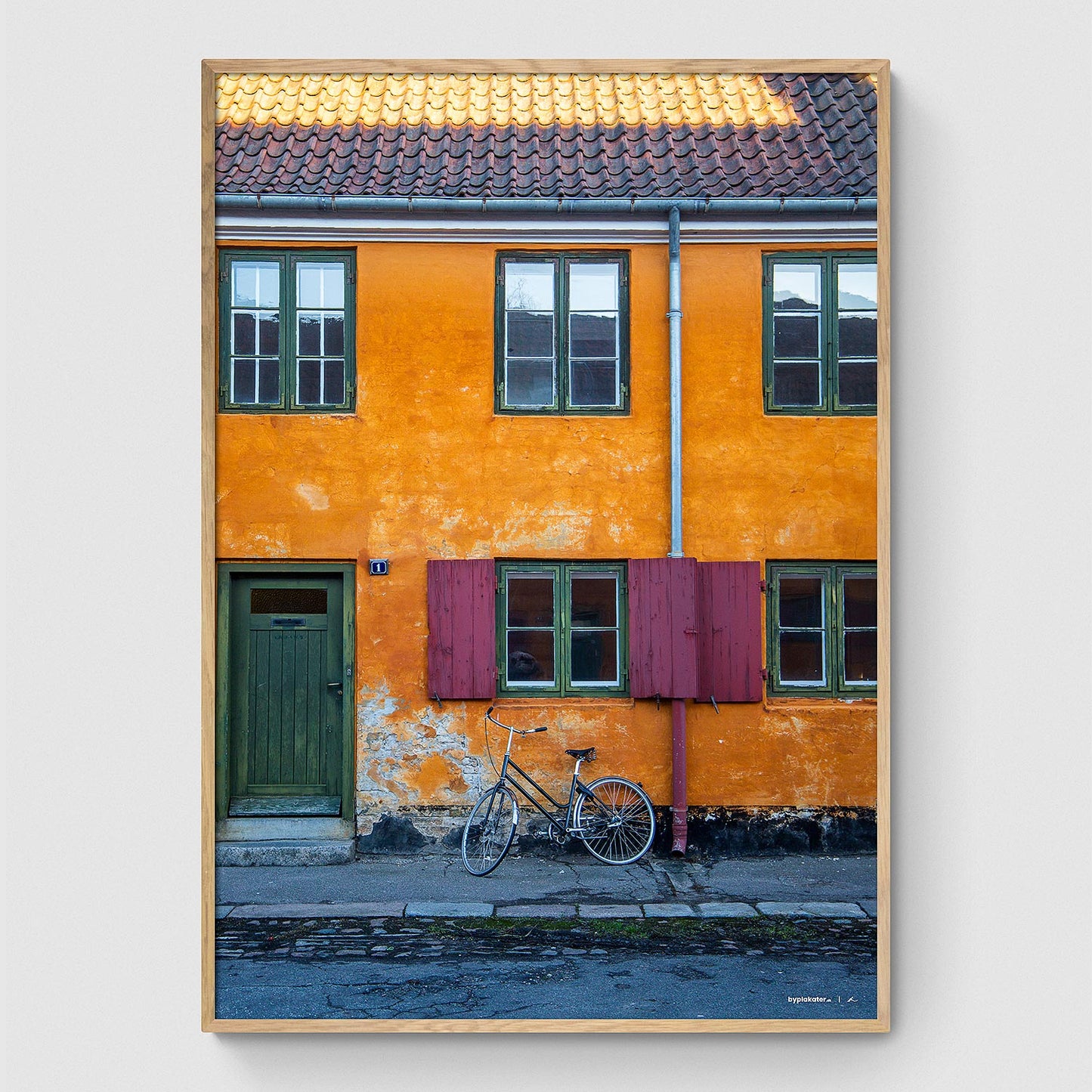Cykel langs rækkehus i Nyboder