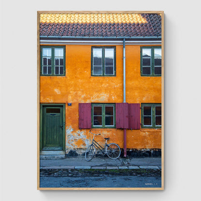 Cykel langs rækkehus i Nyboder