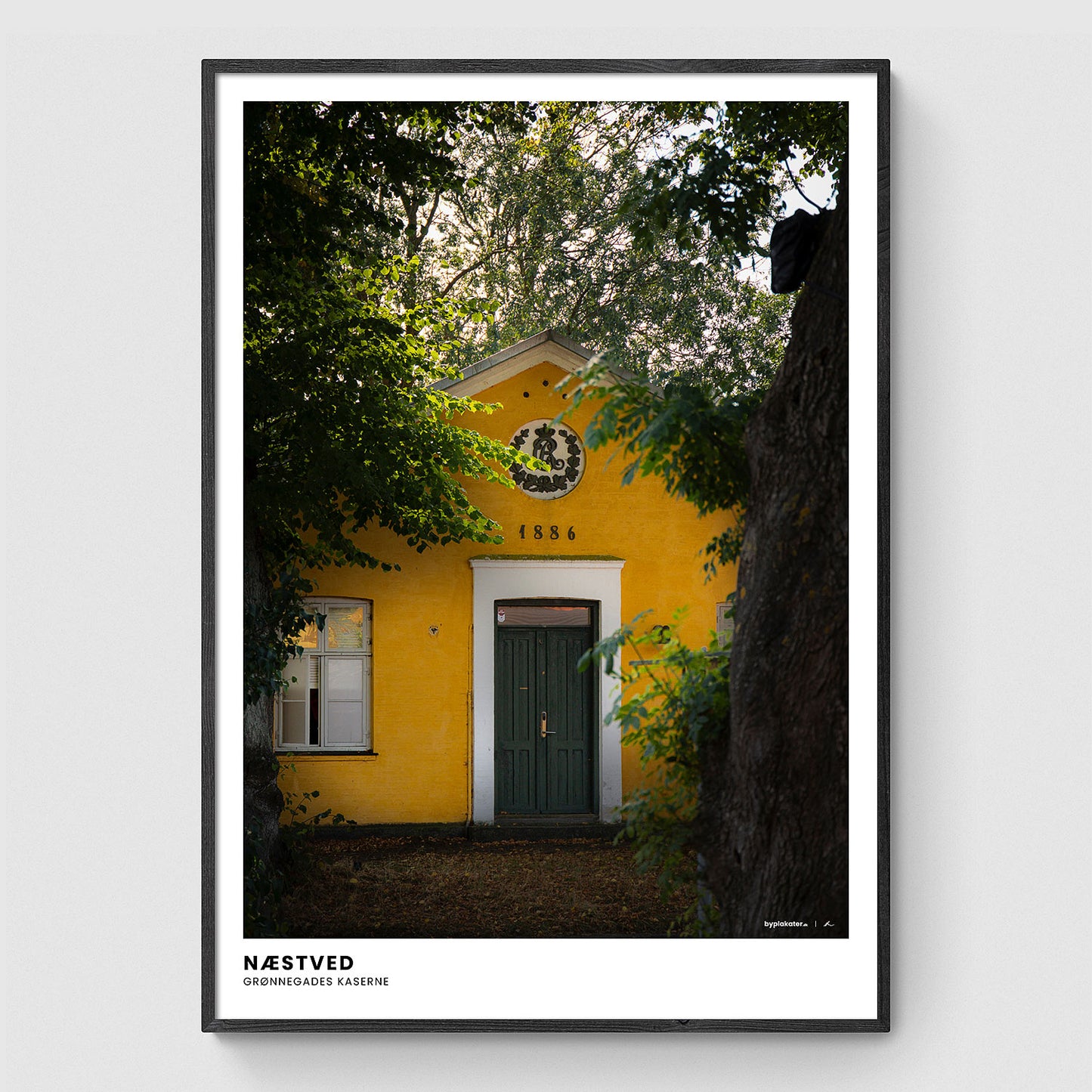 Grønnegades Kaserne gennem træerne