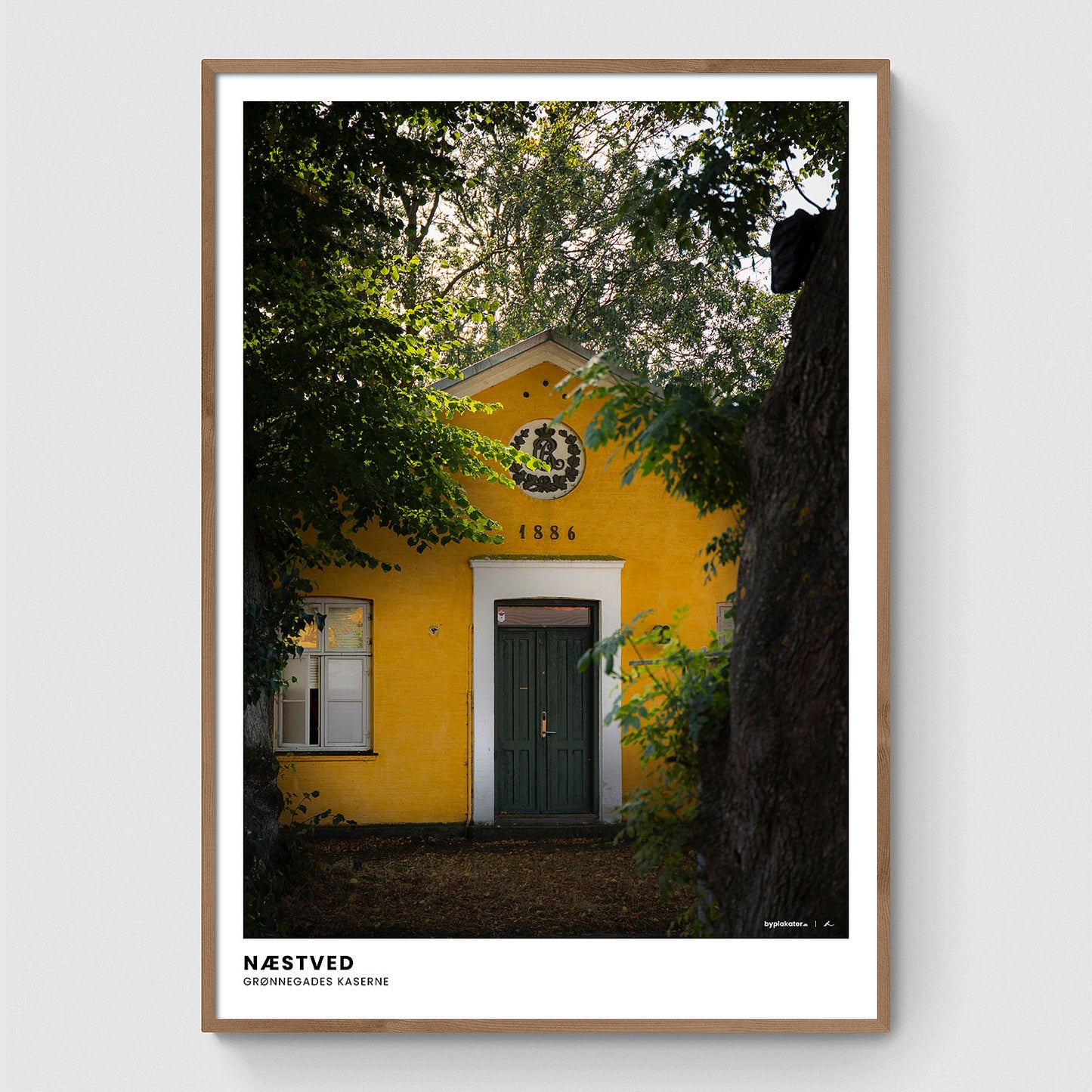 Grønnegades Kaserne gennem træerne