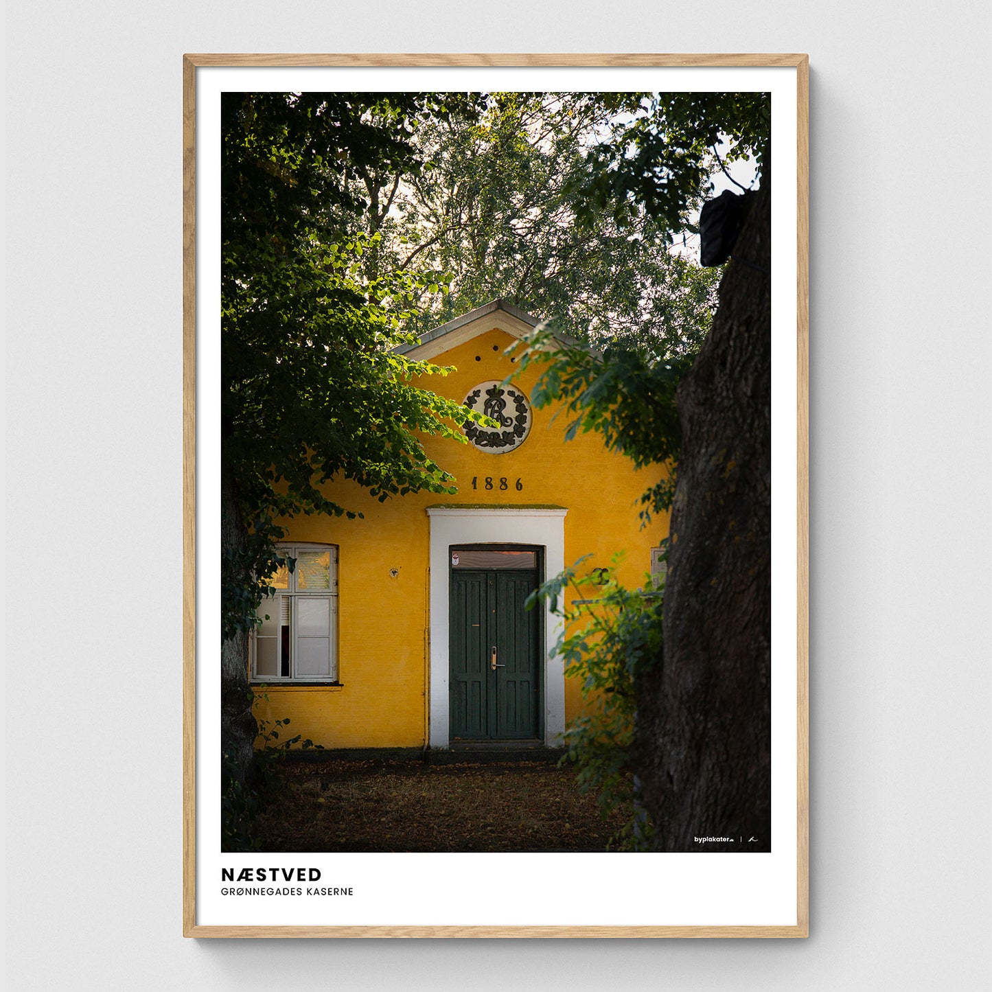 Grønnegades Kaserne gennem træerne