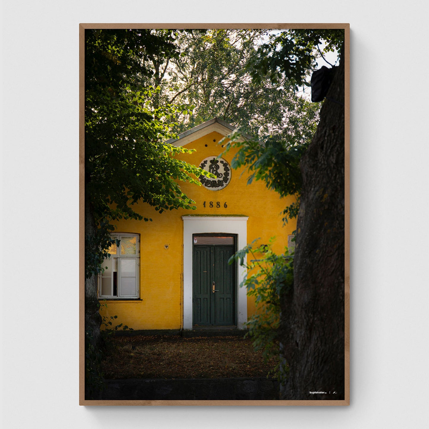 Grønnegades Kaserne gennem træerne