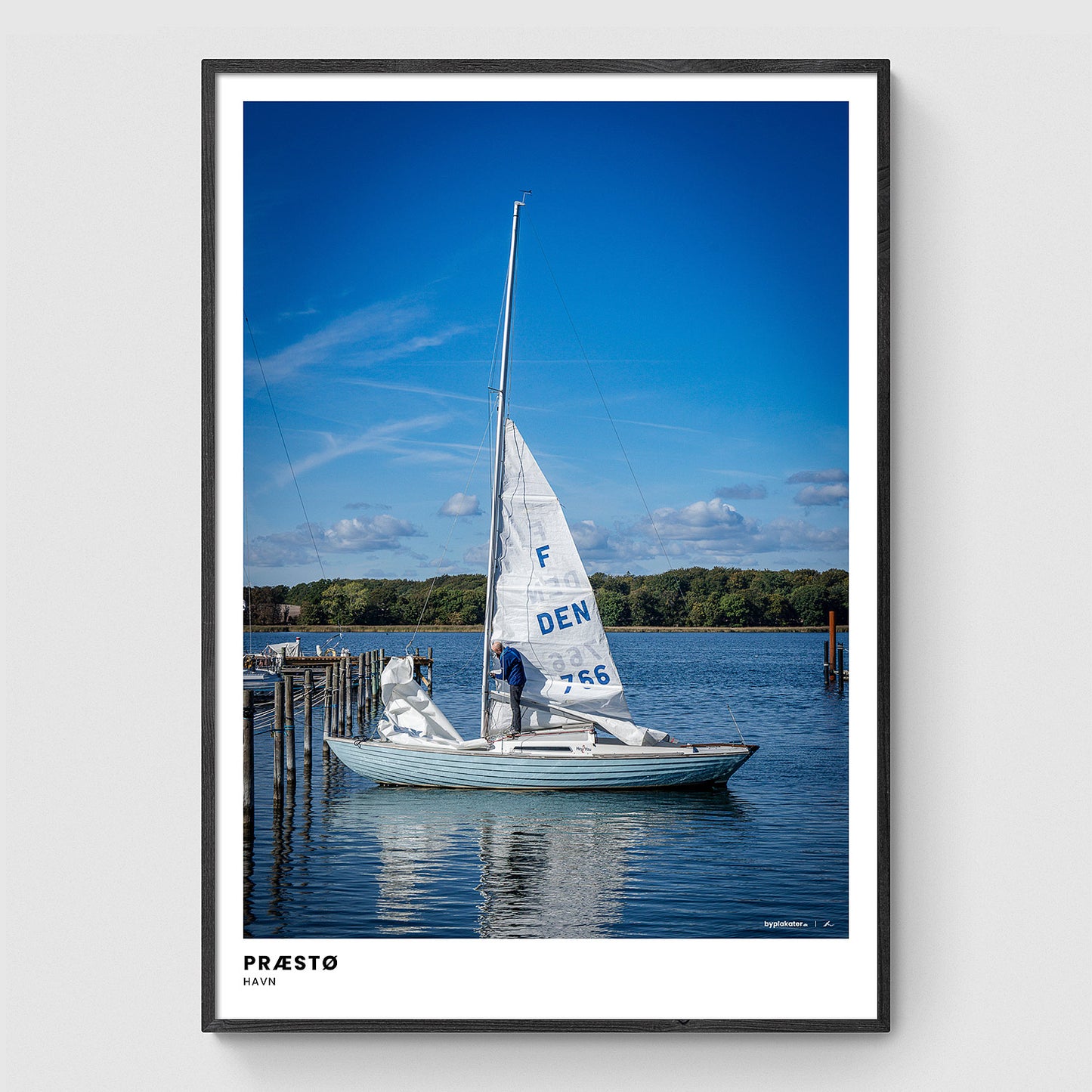 Sejlet hejses ved Præstø Havn II